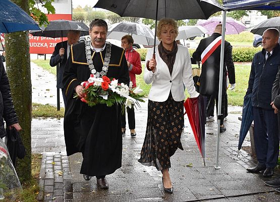 Kwiaty składa delegacja Cechu