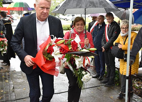 Kwiaty od reprezentantów szkół