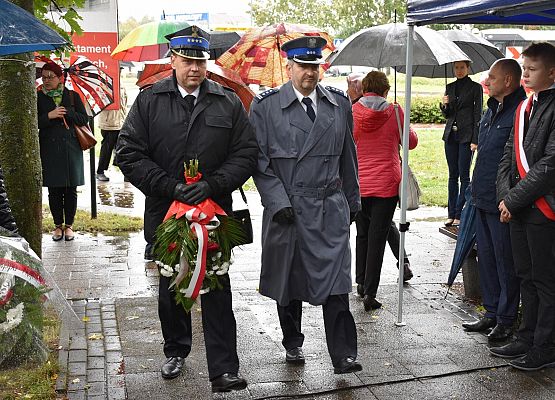 Kwiaty składają reprezentanci