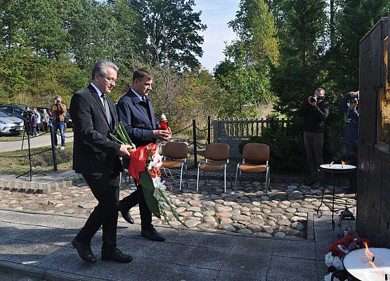 Kwiaty składają: M. Tandek -