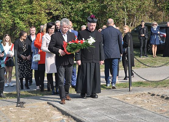 Kwiaty składa burmistrz