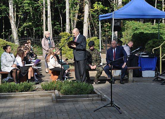 Prowadzący uroczystości E.