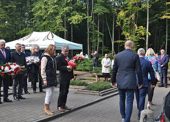 Kwiaty składa burmistrz