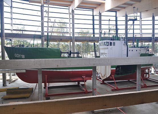 Kuter rybacki pod dachem