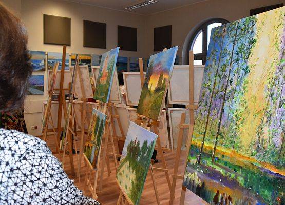 Goście zwiedzają wystawę