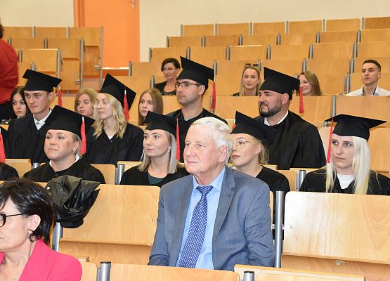 Absolwenci WSAiB wraz z