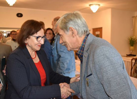 Starosta Lęborski wręcza medal