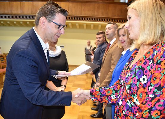 Dyrektor wręcza nagrody