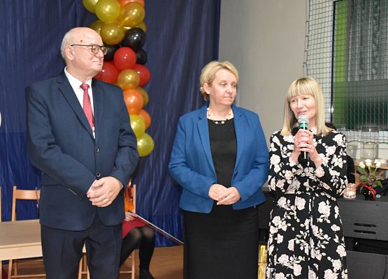 Przemawia była dyrektor szkoły