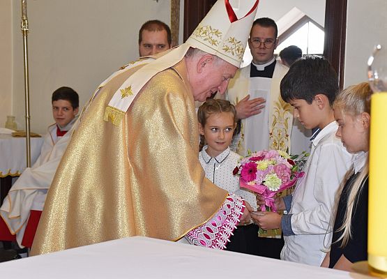 Dzieci wręczają kwiaty