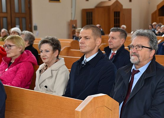 W ławach kościelnych: M.