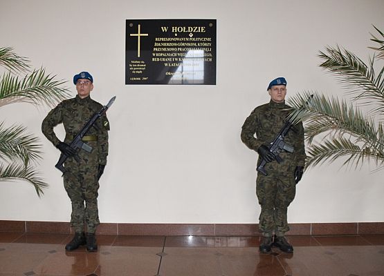 Warta honorowa przy tablicy