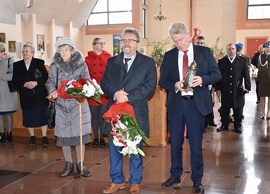 Kwiaty składa wicestarosta E.