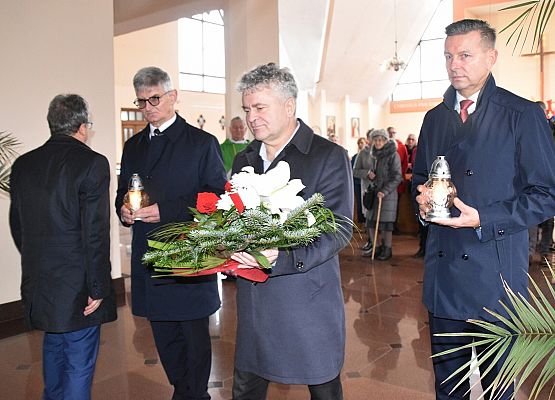 Uroczyste składanie kwiatów