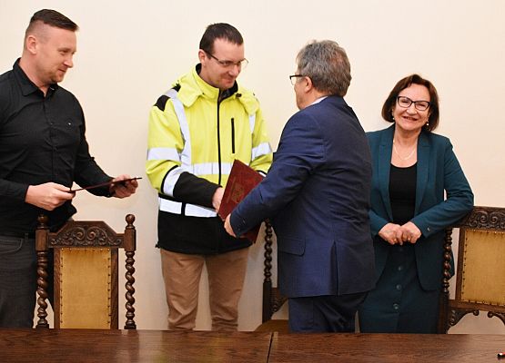 Wicestarosta wręcza umowę dyr.