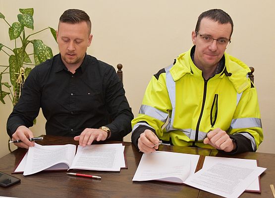 Dokumenty podpisują: G.