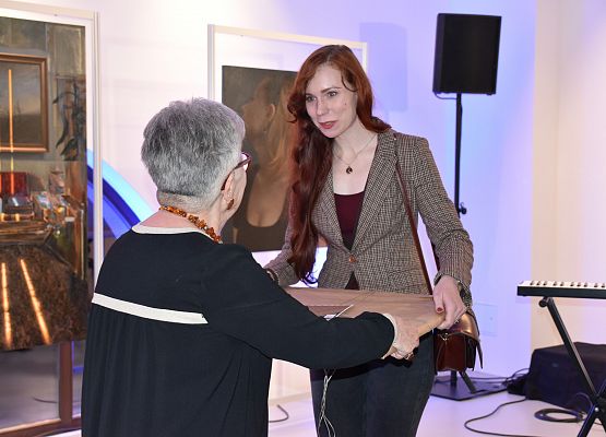 Cecylia Grzesiak wręcza