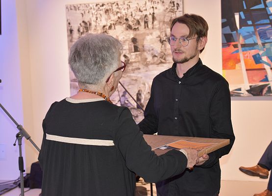 Cecylia Grzesiak wręcza