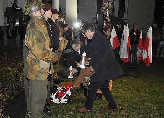 Znicze pod pomnikiem gen.