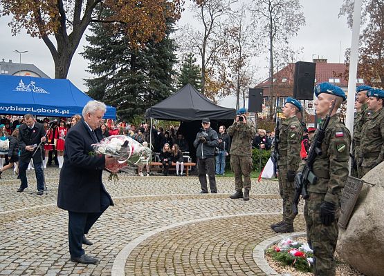 Kwiaty składa senator K.