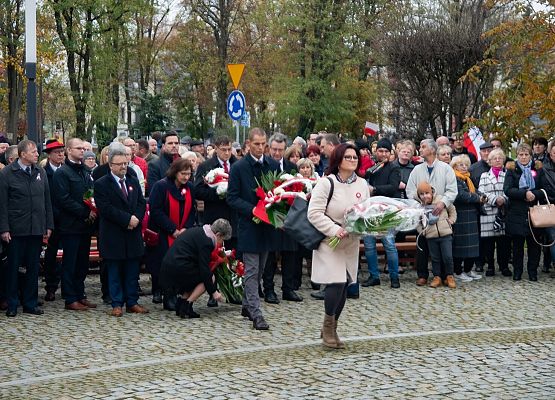 Kwiaty składa radna Sejmiku I.