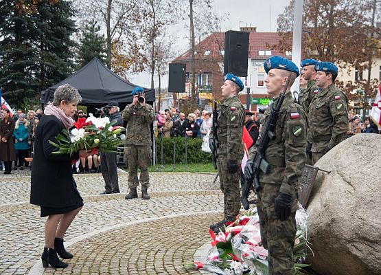 Kwiaty składa radna Sejmiku -