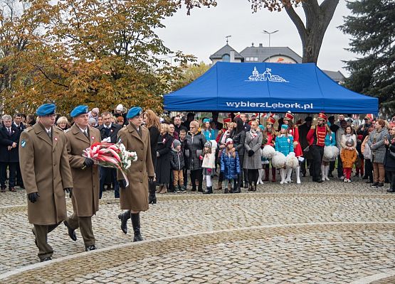 Kwiaty składa delegacja 1.