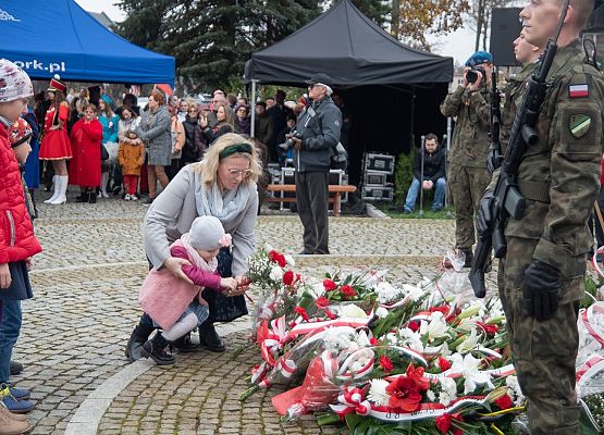 Kwiaty składają mieszkańcy