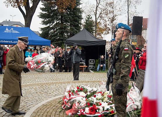 Kwiaty składa por. S. Stosik