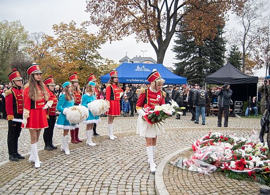 Kwiaty składa Orkiestra Dęta