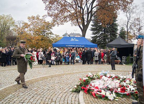 Kwiaty składa przedstawiciel
