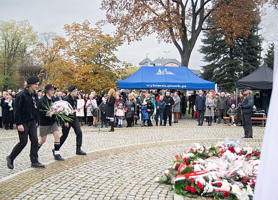 Kwiaty składają harcerze