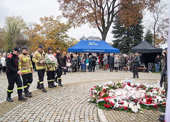 Kwiaty składa delegacja