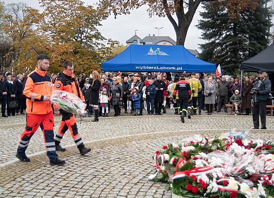 Kwiaty składają ratownicy z