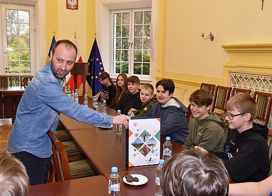 K. Kuczyński rozdaje drobne