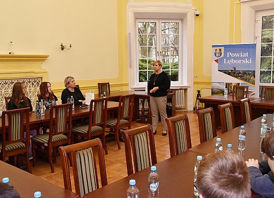 Z uczestnikami rozmawia