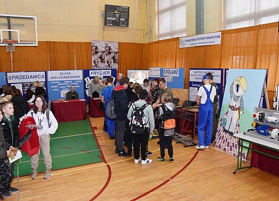 Zwiedzający stoisko szkół