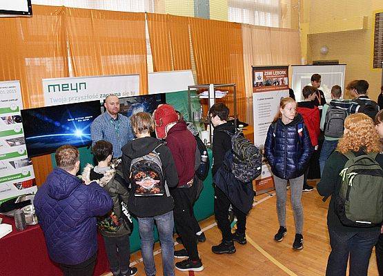 Młodzież przy stoisku MEYN