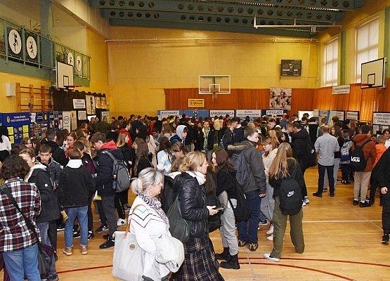 Starostowie przy stoisku ZWAE