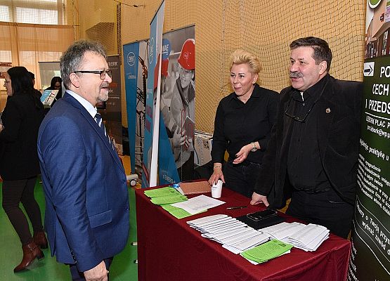 Wicestarosta rozmawia ze