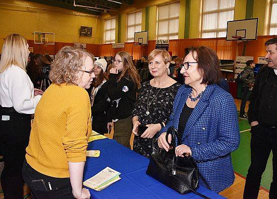 Rozmowy przy stoisku ZSGŻiA