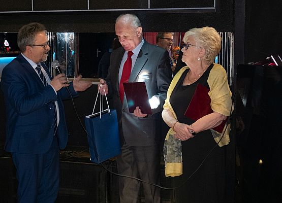 Upominki wręcza wicestarosta