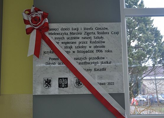 Tablica pamiątkowa przed