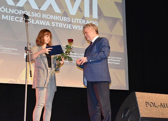 Nafrodę wręcza burmistrz W.