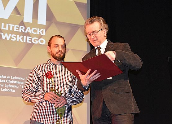 Nagrodę wręcza W. Krużycki -