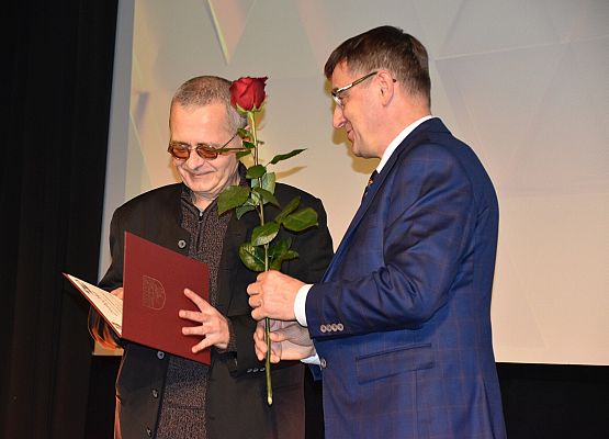 Nagrodę wręcza M. Tandek -