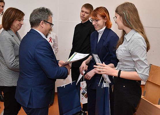 Nagrody wręczają: wicastarosta