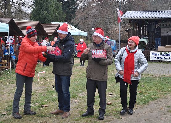 Czekoladowe mikołajki rozdaje