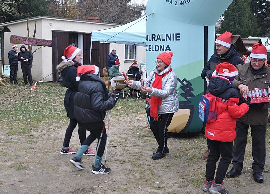 Uczestników na mecie witają: