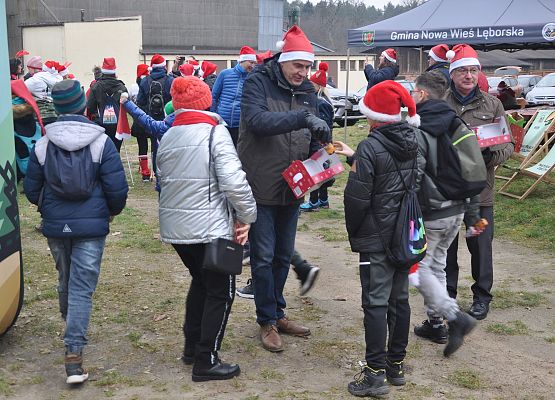 Uczestników na mecie witają: